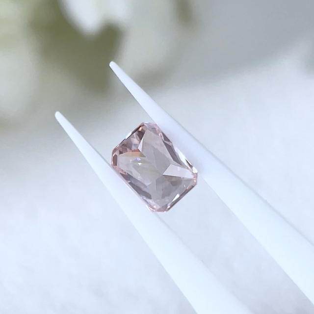 Vivid Pink Radiant Cut VS Lab Grown Diamond với IGI